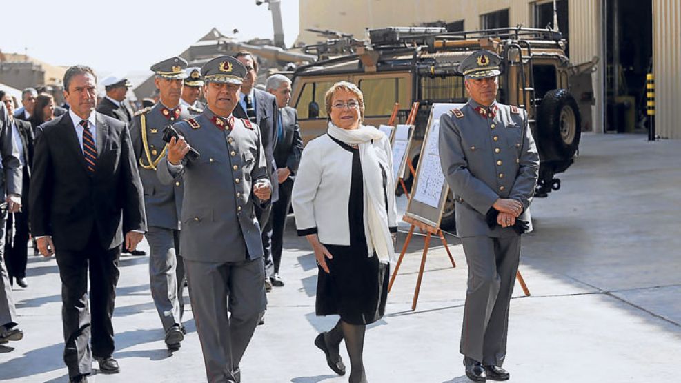 Presidenta. Bachelet con los jefes militares, que tienen una gran autonomía presupuestaria. 