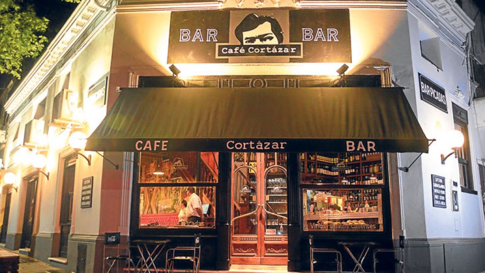 Restaurados. En Almagro, el Café Cortázar es el primer bar temático dedicado al autor de Rayuela (izq.). En el sur, La Flor de Barracas tuvo una “refrescada patrimonial” con sus nuevos administradores
