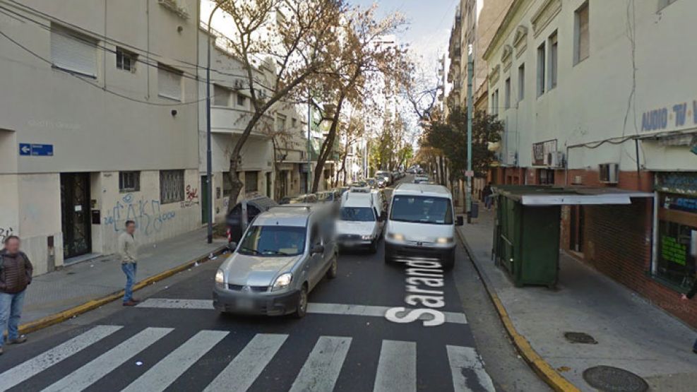 El macabro hallazgo se registró alrededor de las 9.30, en la calle Sarandí, entre Moreno y Alsina, a pocas cuadras de la comisaría sexta.