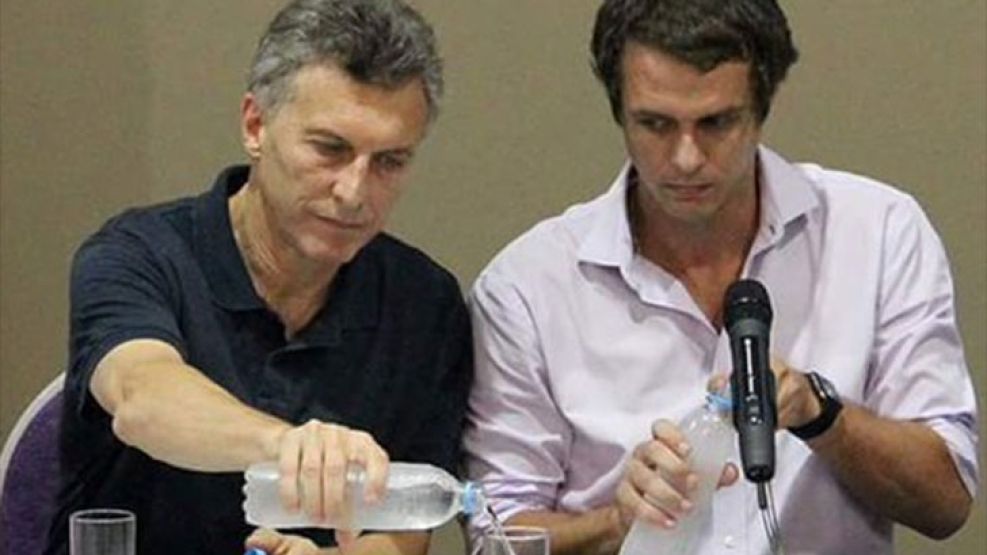 Macri sirvó agua al Intendente de Concordia en una conferencia de prensa sobre las inundaciones.