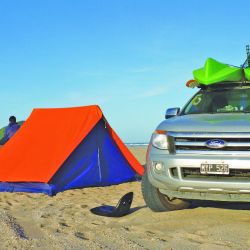 vehiculo campamento armado en playa (1)