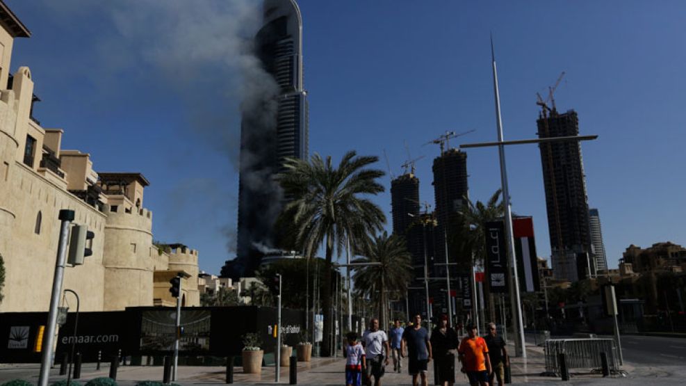 Persisten focos de incendio en el hotel de Dubai