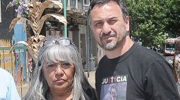 DOLOR. Nilda Gómez y Paolo Menghini perdieron a sus hijos varones, de 20 años, en el mismo barrio.