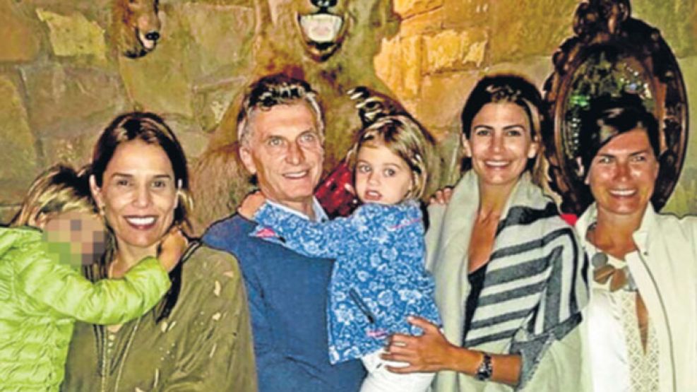 Festejo. Agustina Lhez de Caputo, Macri, Antonia, Juliana y Marina Lafuente.