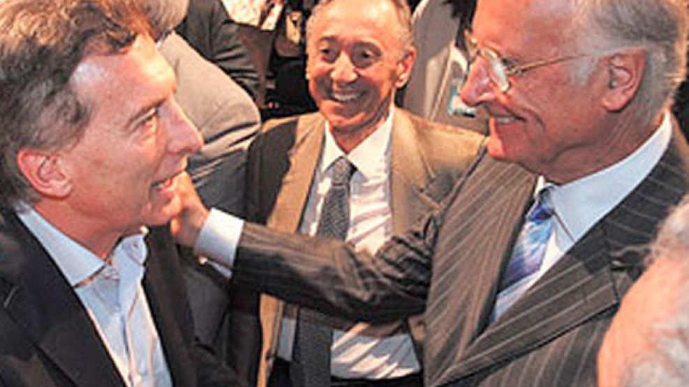 Sin guerra. Macri y Magnetto (detrás), en el Foro de Convergencia Empresaria de fines de 2014.