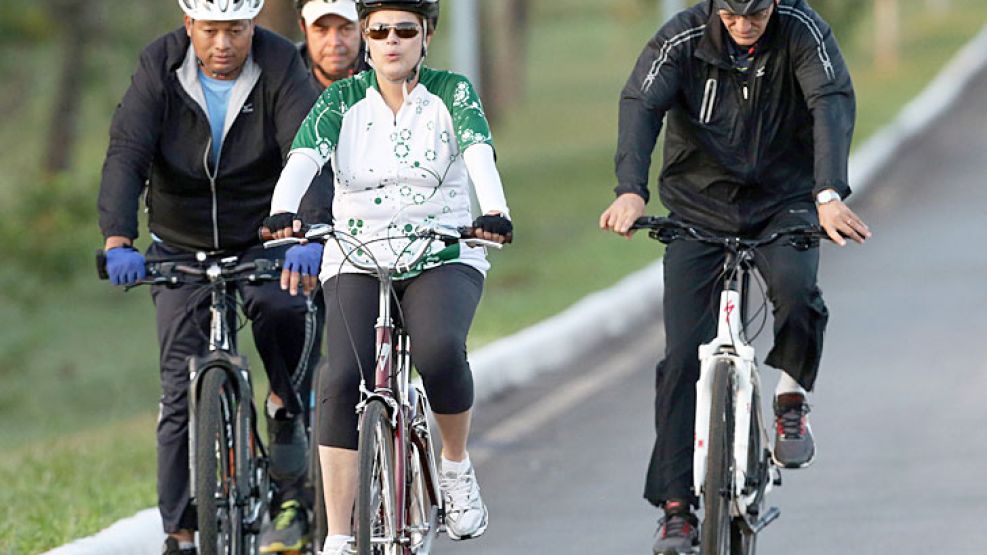 Transpirando. Rousseff entrena con su bicicleta cerca de la residencia presidencial en Brasilia.