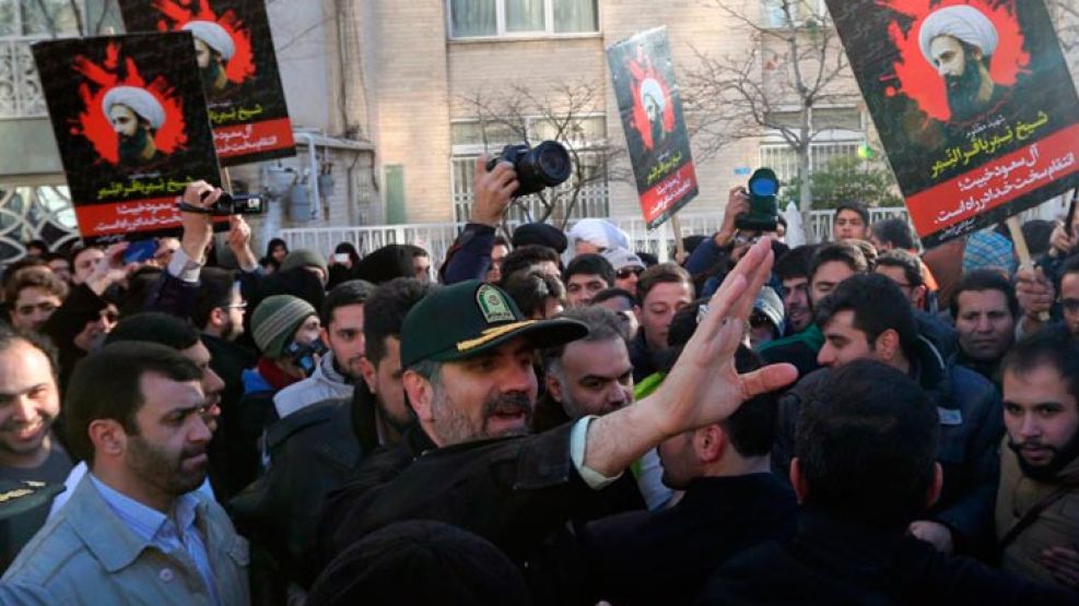 Manifestantes indignados incendiaron la embajada saudita. 