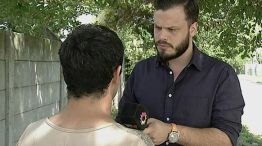 Franco Daniel, hermano de Víctor Schillaci, de espaldas, durante una entrevista.