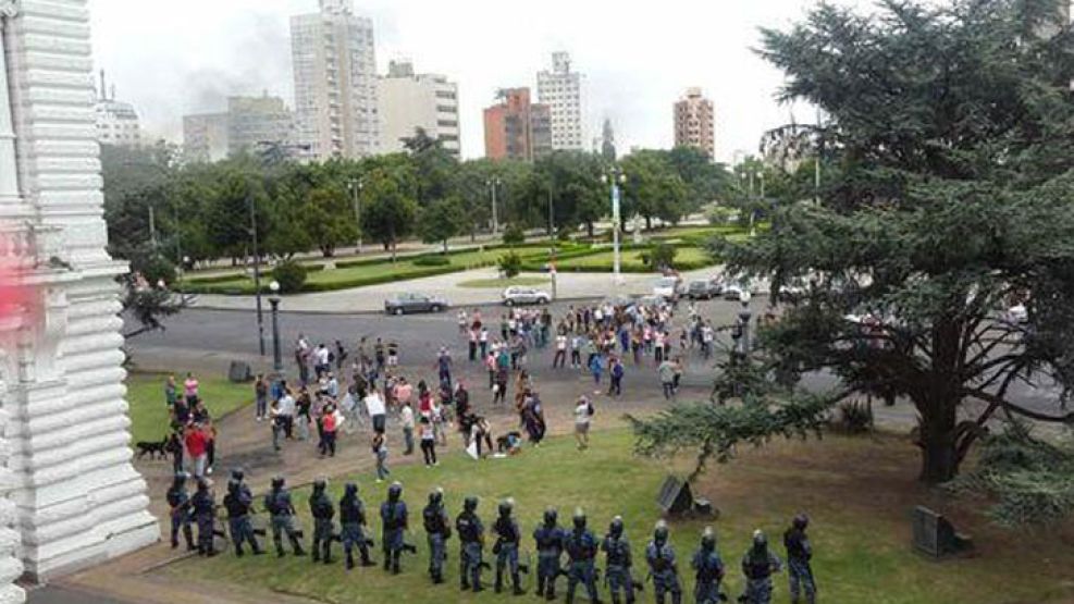 Unos 200 empleados se congregaron frente al palacio municipal de La Plata.