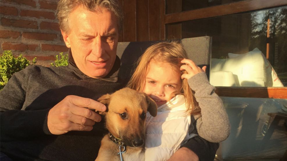Macri con Antonia y el perro "Balcarce"