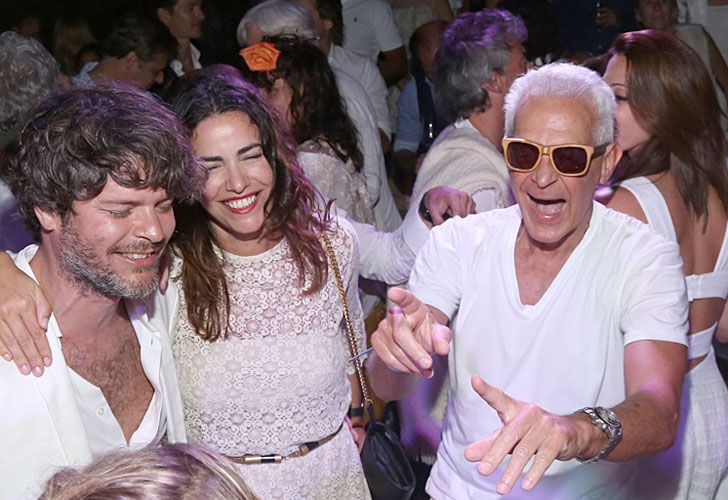 Un efusivo Costantini –de lentes oscuros–, en la fiesta de blanco.