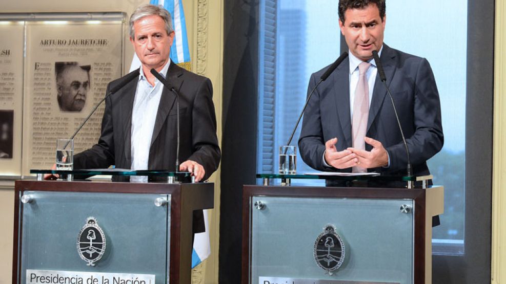 El titular del PAMI, Carlos Regazzoni, brindó una conferencia en compañía del ministro de Modernización, Andrés Ibarra.