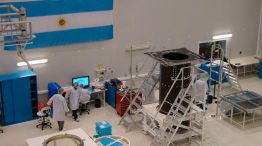 Trabajadores en momento en que preparaban el segundo satélito de ARSAT.