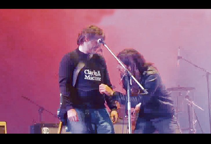 Con remera anti Clarín, en el escenario