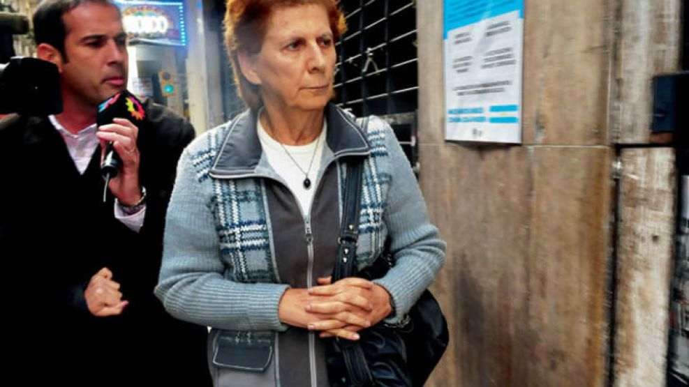 La madre de Nisman llega a la fiscalia de Fein. Tuvo un careo con uno de los custodios de su hijo.