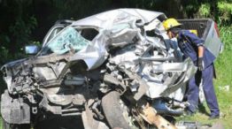 Cuatro argentinos perdieron la vida. El auto quedó totalmente destuído. Una de las tres hijas sobrevivió y está internada grave en Paysandú.