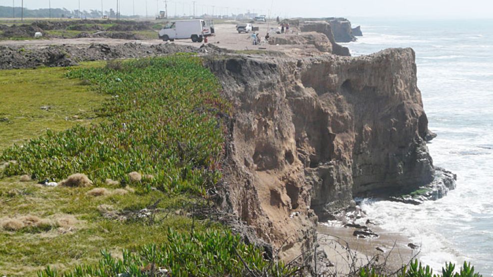 Problema. Se construyeron espigones que atrapan más arena, pero suman erosión a otras zonas. En Camet las playas desaparecieron y no hay arena, sólo roca. En los balnearios del sur, la costa retrocede