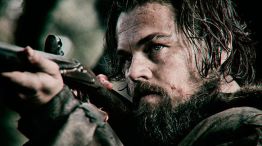 Leonardo DiCaprio interpreta a Hugo Glass, un hombre que es dado por muerto y regresa para cobrar venganza.