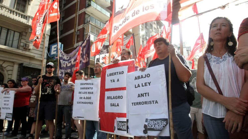 Agrupaciones de izquierda cortaron la calle reclamando al liberación de Milagro Sala.