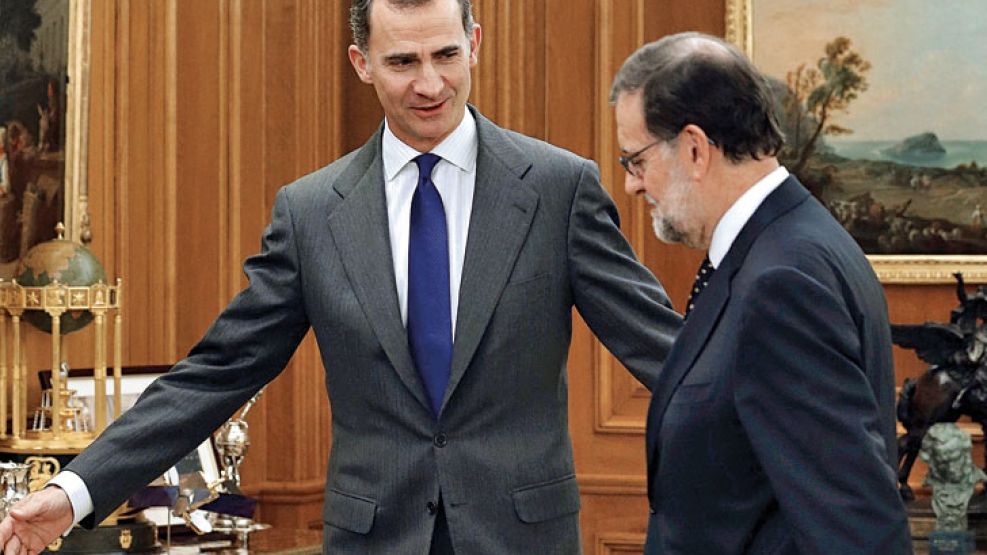 Abatido. Mariano Rajoy llegó ayer cabizbajo al Palacio de la Zarzuela, donde rechazó el ofrecimiento del rey. Ahora, será el turno de Sánchez de negociar su investidura presidencial.