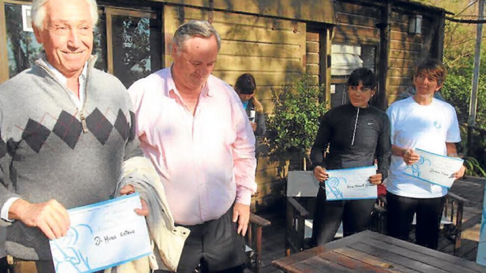 Sonriente. Esteva (de suéter) al término de una carrera que organizó su hijo. Sara Lanata (de negro) estuvo porque la competencia era a favor de la comunidad donante.