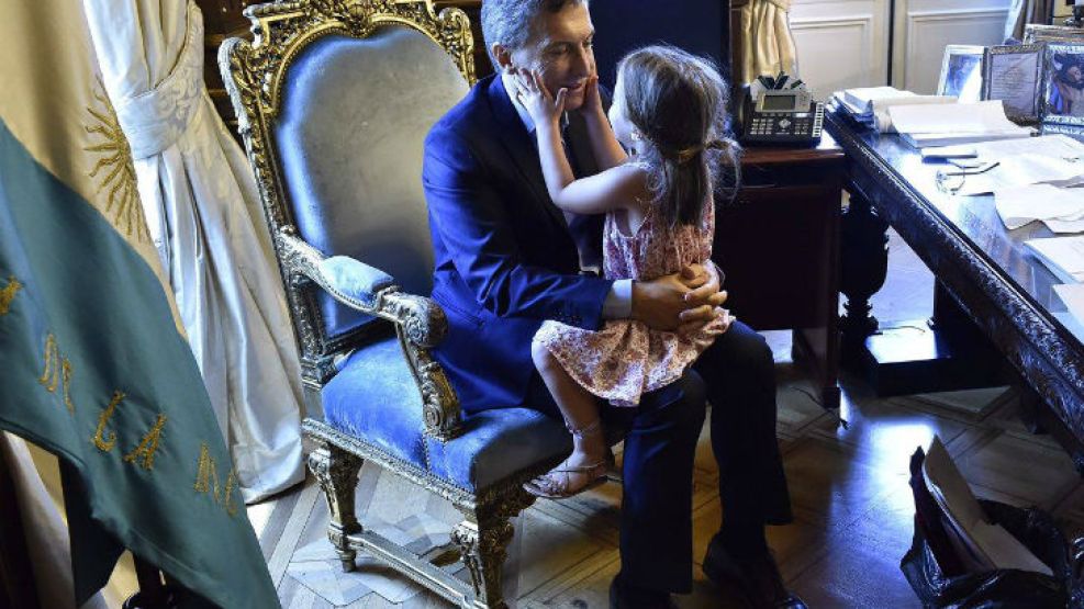 Antonia visitó a Mauricio Macri en su despacho.