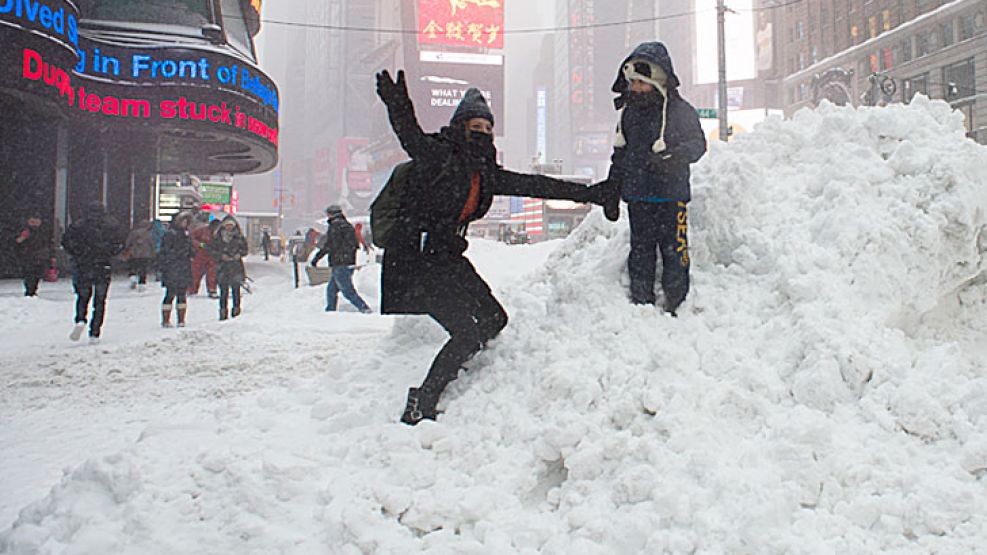 Times square, de blanco. Turistas y vecinos se sorprendieron ayer por la fuerza del temporal.