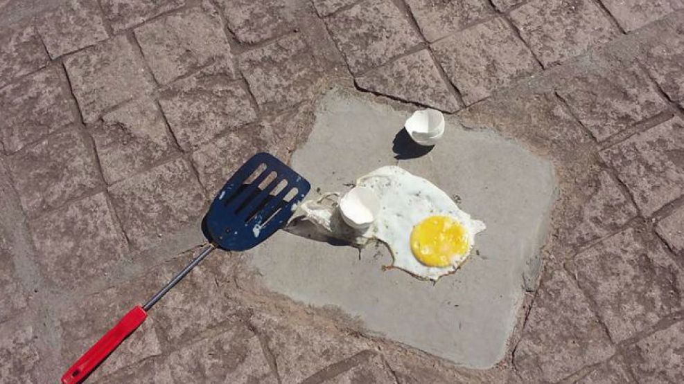 Por la ola de calor, un intendente hizo un huevo frito en la vereda.