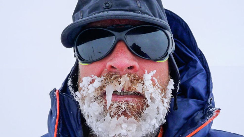 Henry Worsley. Llevaba 71 días atravesando la Antártida. Había recorrido 1600 km. Le restaban sólo 48 para completar el récord.