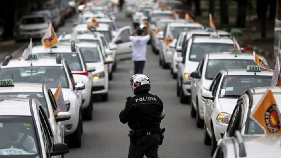 Los taxistas de Sao Paulo deberán cumplir nuevas normas: no podrán hablar de fútbol, ni usar bermudas, ni sandalias.