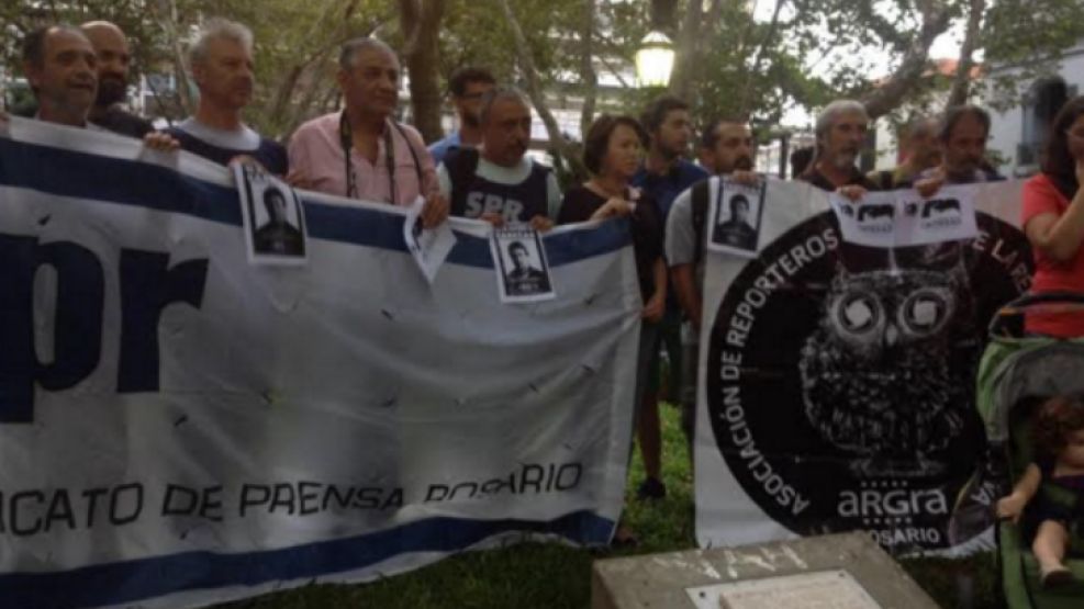 Miembros del Sindicato de Prensa de Rosario recordaron a Cabezas en la Plaza Pringles. 