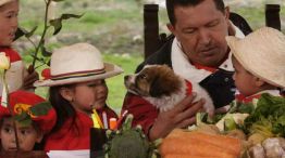 Hugo Chávez junto a su perro, Nevado.