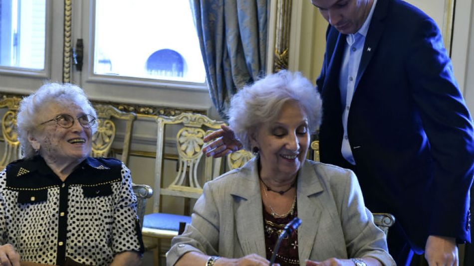 Estela de Carlotto se reúne con Marcos Peña en Casa Rosada.