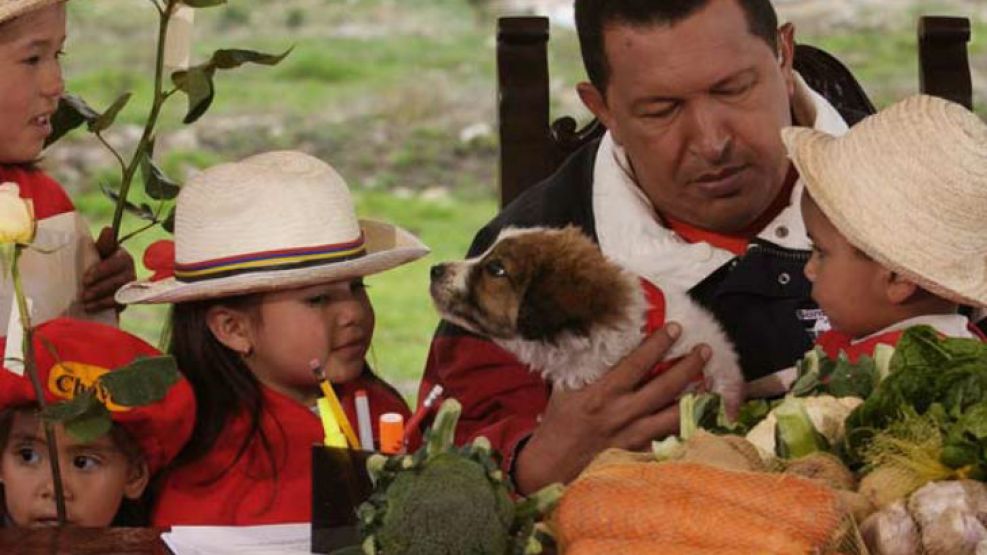 Hugo Chávez junto a su perro, Nevado.