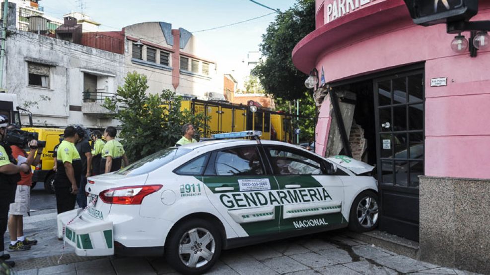 Móvil de la Gendarmería nacional incrustado en el restaurante luego de chocar con un automóvil.