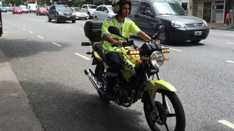 Los agentes de tránsito, en moto y con cámaras.