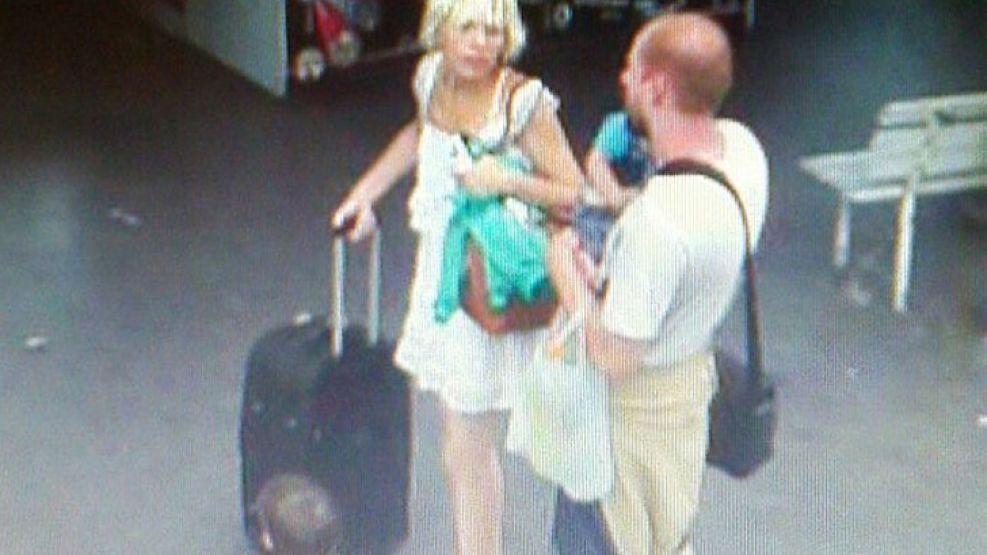 La familia. atrapados. Claudia, su esposo Germán y sus hijos, en la terminal de ómnibus de Santa Teresita. <br>