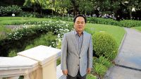 Diplomatico. Yang Wanming posó para PERFIL en los jardines de la residencia oficial del embajador chino en Buenos Aires. Meses atrás, con el entonces candidato Mauricio Macri en la Embajada de China  