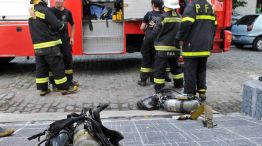 La tragedia golpeó a los propios bomberos mientras trabajaban en el siniestro.