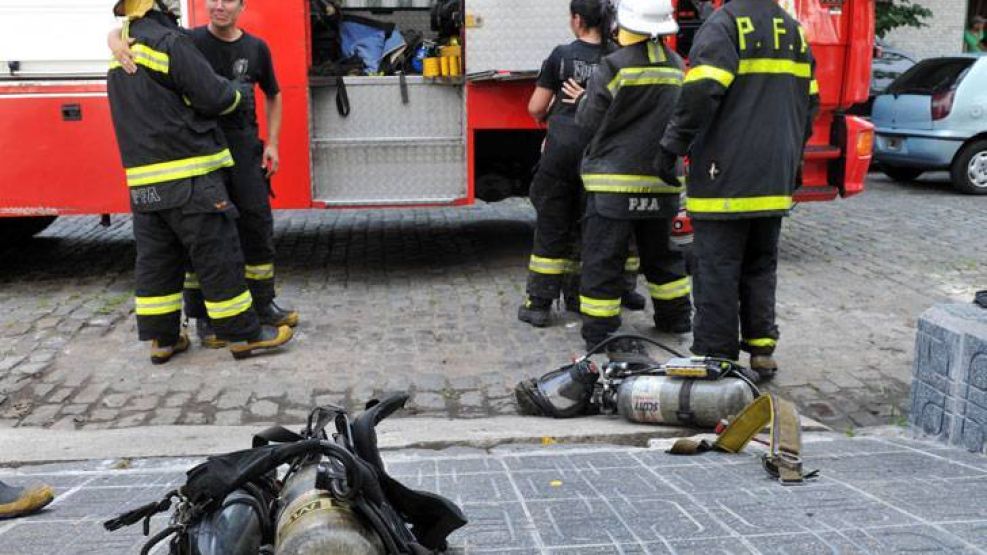 La tragedia golpeó a los propios bomberos mientras trabajaban en el siniestro.