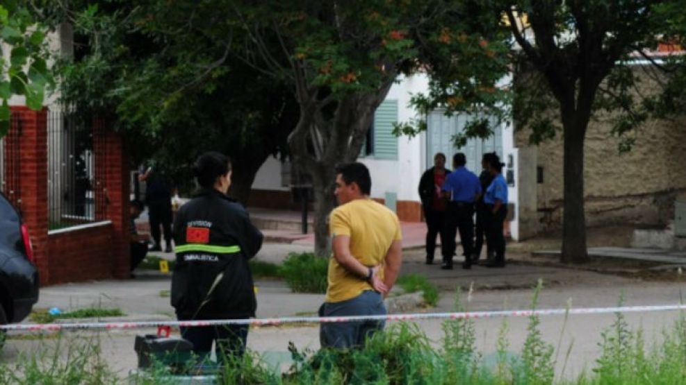 Romina Aguilar, esposa del intendente de la localidad puntana de La Calera, fue asesinada esta mañana de varios balazos en la puerta de su casa.