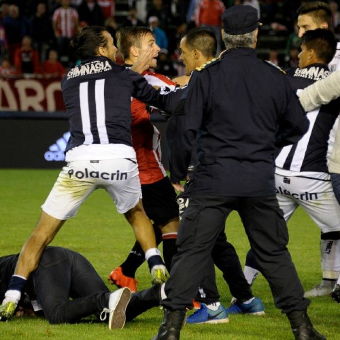442 Estudiantes Y Gimnasia Una Batalla Campal