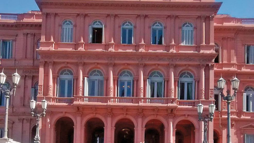 En la rosada. Héctor Magnetto, CEO del grupo, saliendo de la reunión con empresarios y Peña.