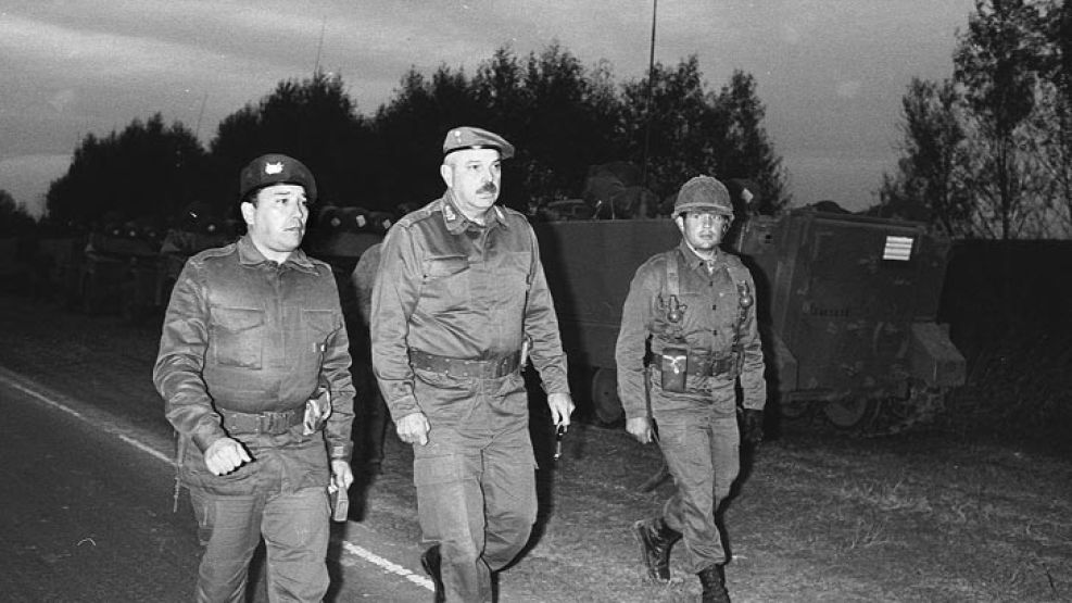 17 de abril de 1987, El Gral. Ernesto Alais rumbo a ordenar la partida de tanques hacia Campo de Mayo. Nunca llegarían.