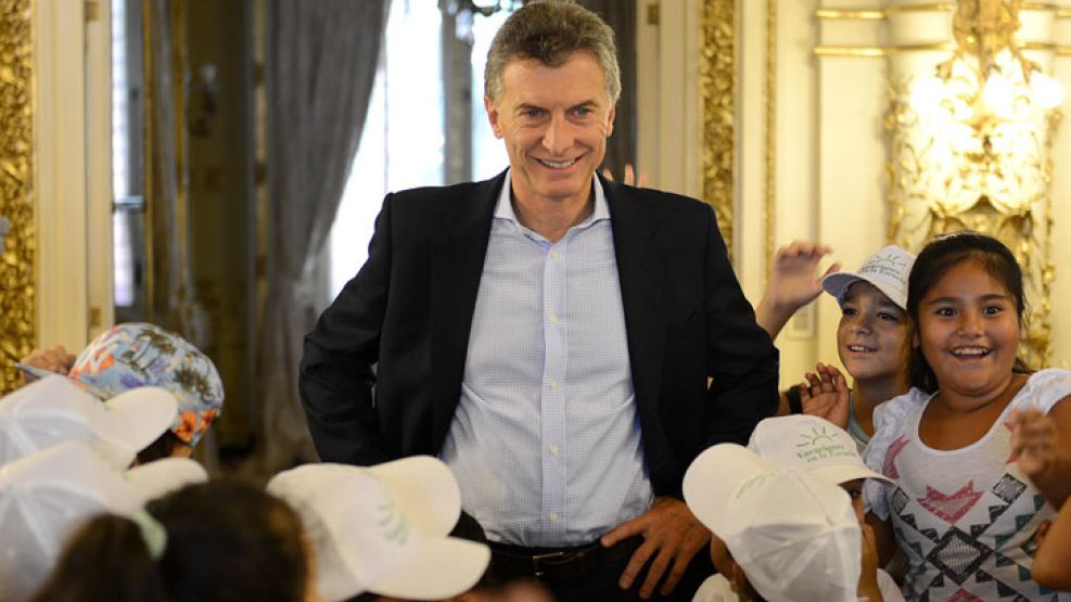 Macri sorprendió a los chicos, cuando de repente, apareció en la visita guiada que realizaban en la Casa Rosada.