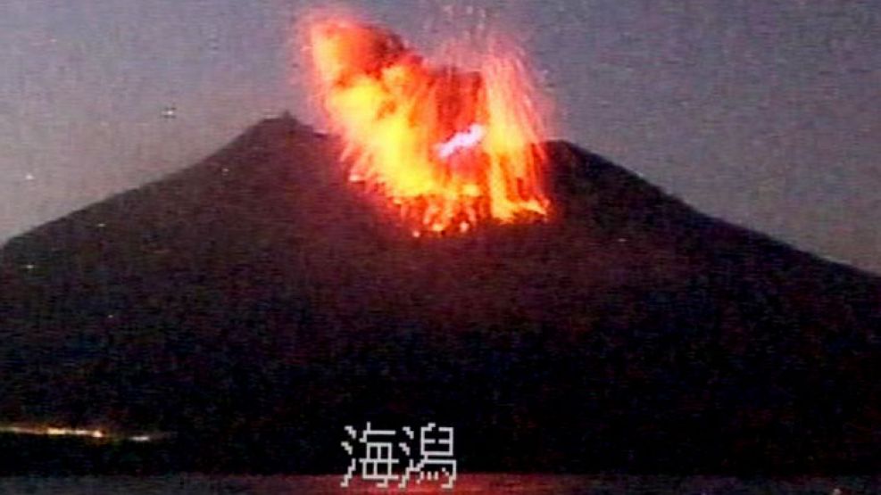 El volcán está separado por una bahía de la ciudad de Kagoshima (600.000 habitantes), a casi 1.000 km al suroeste de Tokio.