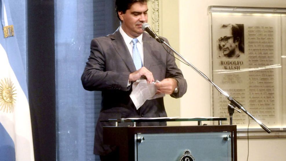 Jorge Capitanich rompió un ejemplar de Clarín durante una conferencia de prensa cuando era jefe de Gabinete.