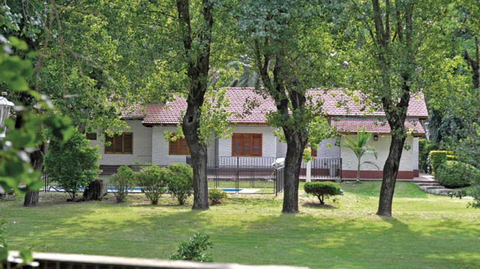 Recomendacion. La casa de la Base de Morón (arriba) es más fácil de custodiar que su vivienda actual (derecha.)