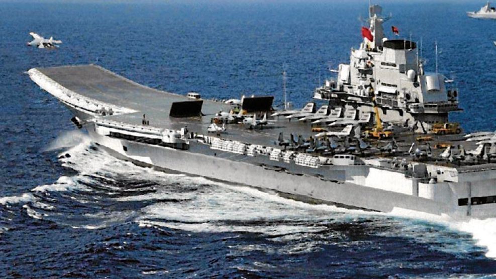 Dialogo. Militares chinos, que no intervienen en los combates, debaten con colegas rusos.  Beijing desplegó su único portaaviones. 
