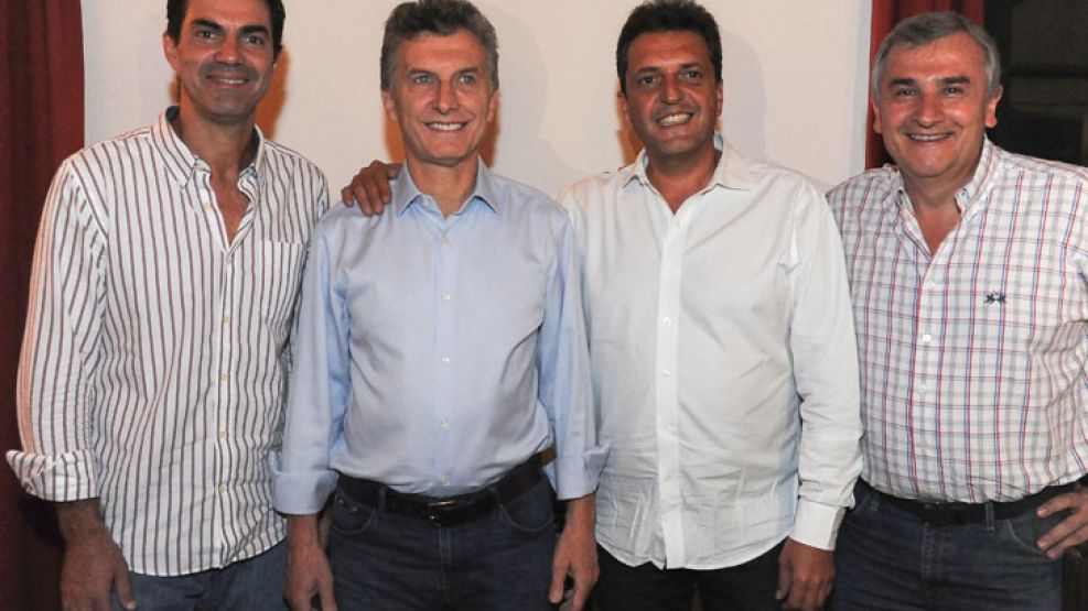 El presidente Mauricio Macri junto a los gobernadores de Jujuy, Gerardo Morales, y de Salta, Juan Urtubey, y al líder del Frente Renovador Sergio Massa, momentos antes de anunciar un plan de inversion